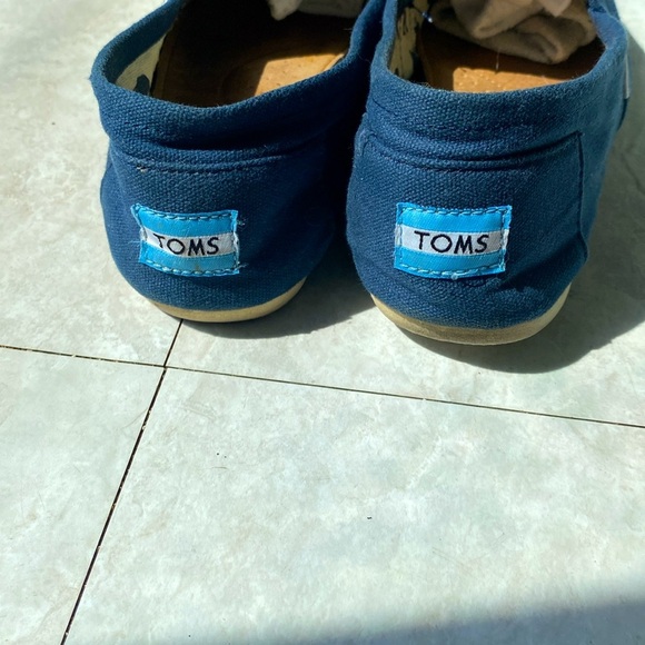 TOMS WOMEN’S NAVY BLUE CANVAS SLIP ON FLATS Sz 9 1/2 GUC - Picture 4 of 9